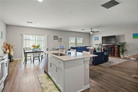 House in Wesley Chapel, Florida 4 bedrooms, 206.8 sq.m. № 2104755 - photo 3