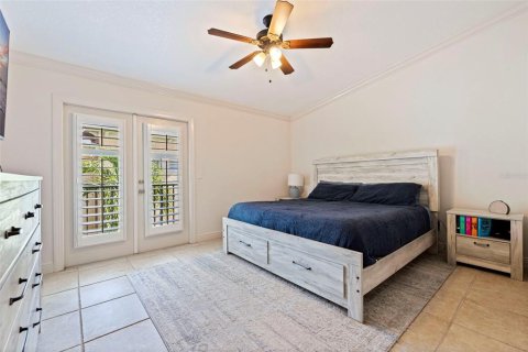 Townhouse in Saint Petersburg, Florida 3 bedrooms, 184.88 sq.m. № 2296545 - photo 19