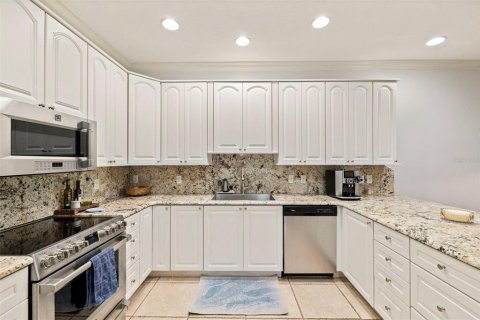 Townhouse in Saint Petersburg, Florida 3 bedrooms, 184.88 sq.m. № 2296545 - photo 4