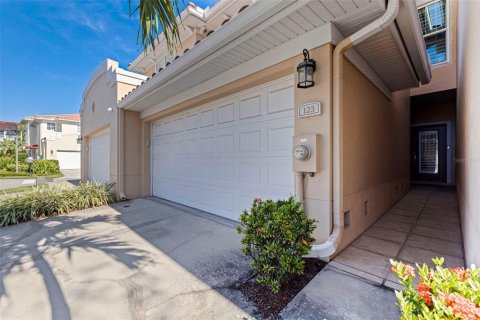 Townhouse in Saint Petersburg, Florida 3 bedrooms, 184.88 sq.m. № 2296545 - photo 3