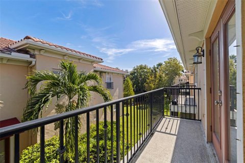 Townhouse in Saint Petersburg, Florida 3 bedrooms, 184.88 sq.m. № 2296545 - photo 22