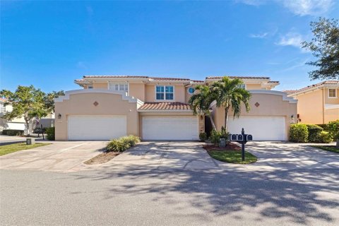 Townhouse in Saint Petersburg, Florida 3 bedrooms, 184.88 sq.m. № 2296545 - photo 2