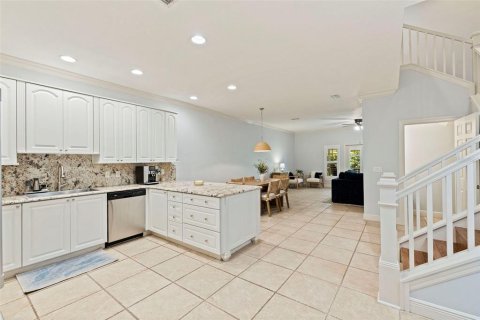 Townhouse in Saint Petersburg, Florida 3 bedrooms, 184.88 sq.m. № 2296545 - photo 6