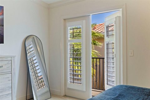 Townhouse in Saint Petersburg, Florida 3 bedrooms, 184.88 sq.m. № 2296545 - photo 21