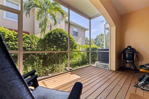 Townhouse in Saint Petersburg, Florida 3 bedrooms, 184.88 sq.m. № 2296545 - photo 13