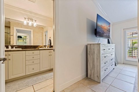 Townhouse in Saint Petersburg, Florida 3 bedrooms, 184.88 sq.m. № 2296545 - photo 24