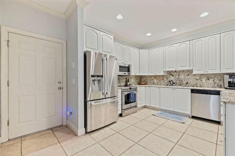 Townhouse in Saint Petersburg, Florida 3 bedrooms, 184.88 sq.m. № 2296545 - photo 5