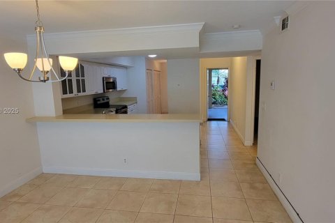 Condo in Coral Springs, Florida, 2 bedrooms  № 1950909 - photo 4