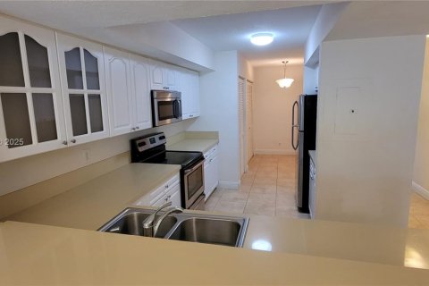 Condo in Coral Springs, Florida, 2 bedrooms  № 1950909 - photo 9