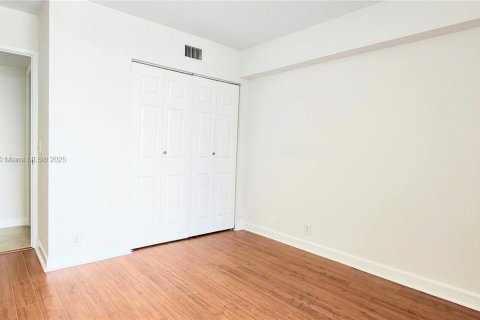 Condo in Aventura, Florida, 2 bedrooms  № 1938803 - photo 12