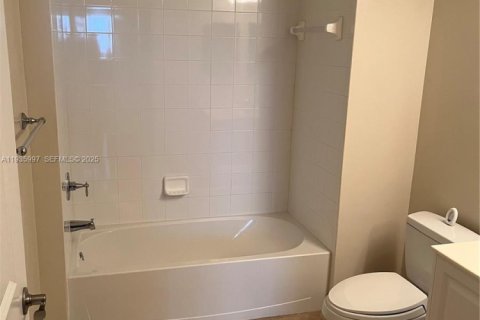 Copropriété à louer à Coral Gables, Floride: 2 chambres, 102.1 m2 № 1994143 - photo 20