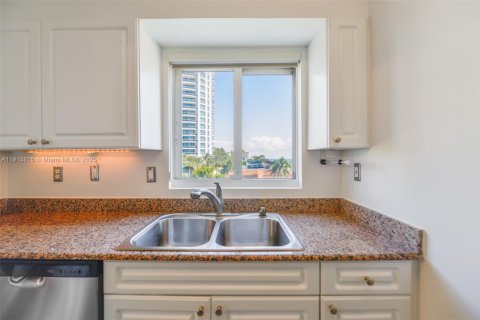 Condo in Miami Beach, Florida, 2 bedrooms  № 1972260 - photo 5