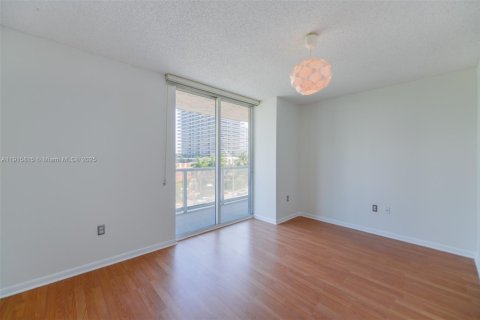 Condo in Miami Beach, Florida, 2 bedrooms  № 1972260 - photo 17