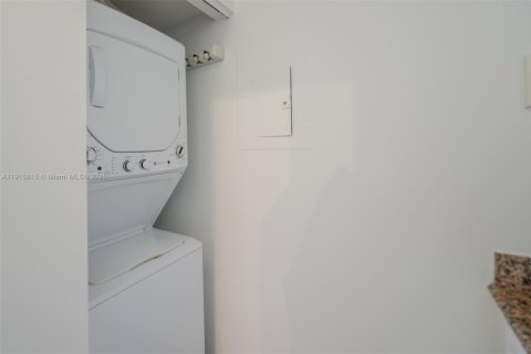 Condo in Miami Beach, Florida, 2 bedrooms  № 1972260 - photo 7