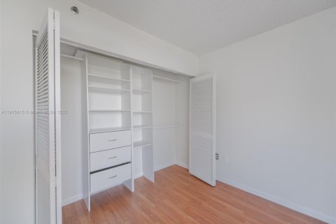 Condo in Miami Beach, Florida, 2 bedrooms  № 1972260 - photo 16