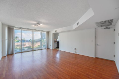 Condo in Miami Beach, Florida, 2 bedrooms  № 1972260 - photo 1