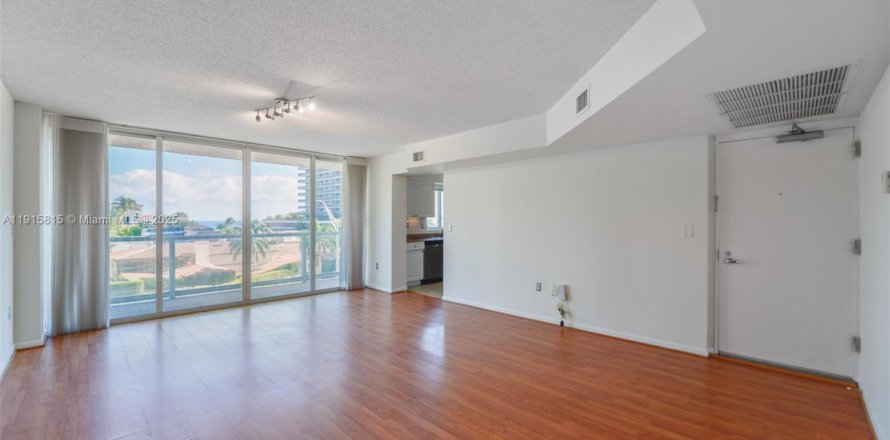 Condo in Miami Beach, Florida, 2 bedrooms  № 1972260