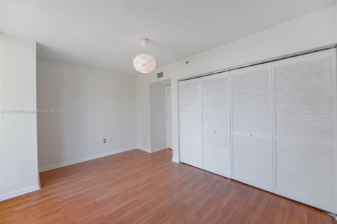 Condo in Miami Beach, Florida, 2 bedrooms  № 1972260 - photo 15