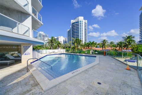 Condo in Miami Beach, Florida, 2 bedrooms  № 1972260 - photo 29