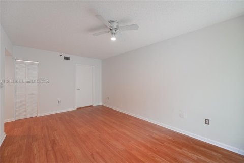 Condo in Miami Beach, Florida, 2 bedrooms  № 1972260 - photo 11