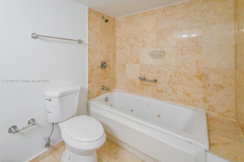 Condo in Miami Beach, Florida, 2 bedrooms  № 1972260 - photo 18