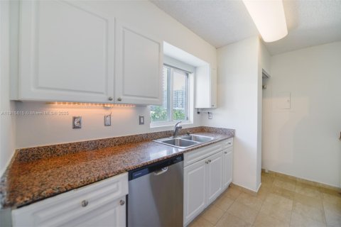 Condo in Miami Beach, Florida, 2 bedrooms  № 1972260 - photo 4