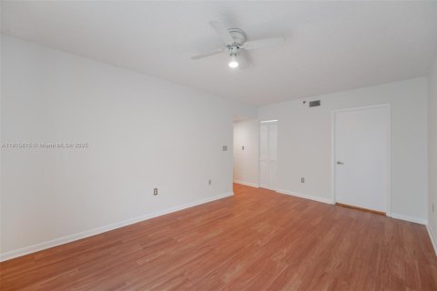 Condo in Miami Beach, Florida, 2 bedrooms  № 1972260 - photo 10