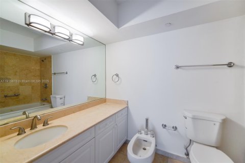 Condo in Miami Beach, Florida, 2 bedrooms  № 1972260 - photo 12