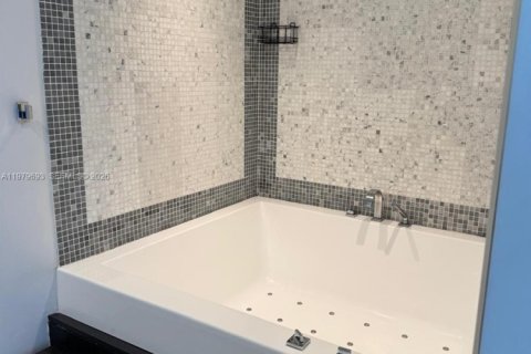 Condominio en alquiler en Miami, Florida, 1 dormitorio, 76.37 m2 № 2043358 - foto 10