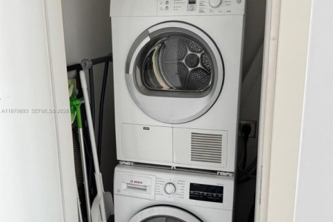 Condominio en alquiler en Miami, Florida, 1 dormitorio, 76.37 m2 № 2043358 - foto 16