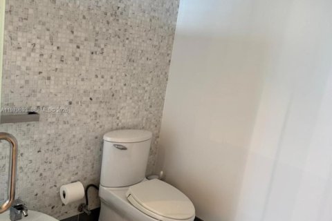 Condominio en alquiler en Miami, Florida, 1 dormitorio, 76.37 m2 № 2043358 - foto 13