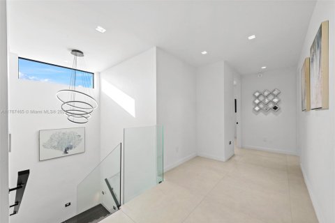 Casa en venta en North Miami Beach, Florida, 5 dormitorios, 309.55 m2 № 1691294 - foto 26