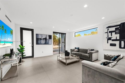 Casa en venta en North Miami Beach, Florida, 5 dormitorios, 309.55 m2 № 1691294 - foto 19