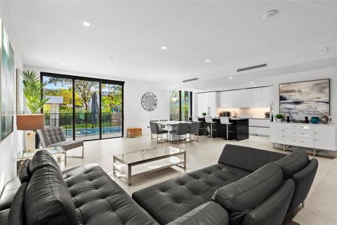 Casa en venta en North Miami Beach, Florida, 5 dormitorios, 309.55 m2 № 1691294 - foto 12