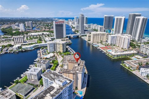 Снять в аренду кондоминиум в Халландейл-Бич, Флорида 3 спальни, 128.11м2, № 1986299 - фото 6