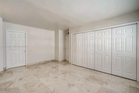 Снять в аренду кондоминиум в Халландейл-Бич, Флорида 3 спальни, 128.11м2, № 1986299 - фото 18