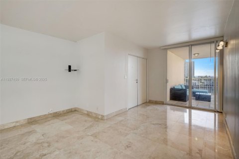 Снять в аренду кондоминиум в Халландейл-Бич, Флорида 3 спальни, 128.11м2, № 1986299 - фото 14