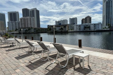 Снять в аренду кондоминиум в Халландейл-Бич, Флорида 3 спальни, 128.11м2, № 1986299 - фото 1