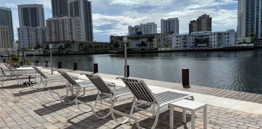 Кондоминиум с 3 спальнями в Халландейл-Бич, Флорида № 1986299