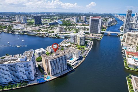 Снять в аренду кондоминиум в Халландейл-Бич, Флорида 3 спальни, 128.11м2, № 1986299 - фото 7