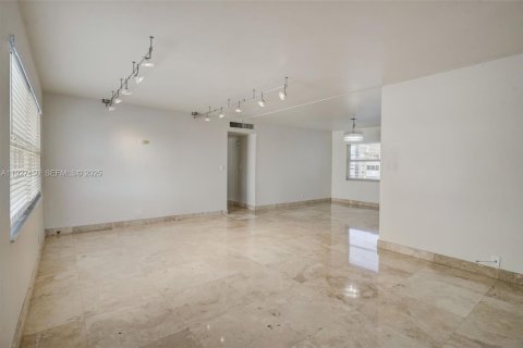 Снять в аренду кондоминиум в Халландейл-Бич, Флорида 3 спальни, 128.11м2, № 1986299 - фото 17