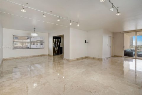 Снять в аренду кондоминиум в Халландейл-Бич, Флорида 3 спальни, 128.11м2, № 1986299 - фото 15