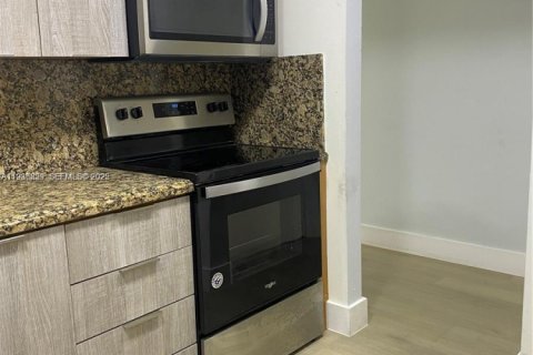 Condo in Miami, Florida, 2 bedrooms  № 1994774 - photo 3