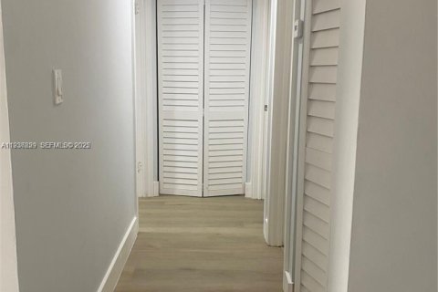 Condo in Miami, Florida, 2 bedrooms  № 1994774 - photo 5