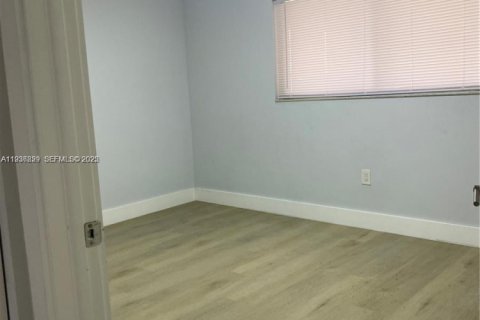 Condo in Miami, Florida, 2 bedrooms  № 1994774 - photo 9