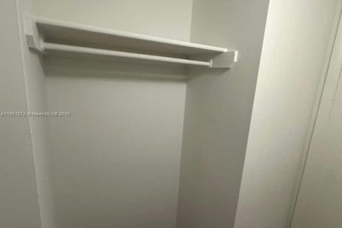 Condo in Miami, Florida, 1 bedroom № 1975804 - photo 12