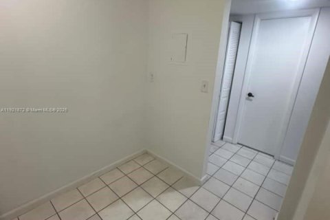 Condo in Miami, Florida, 1 bedroom № 1975804 - photo 7