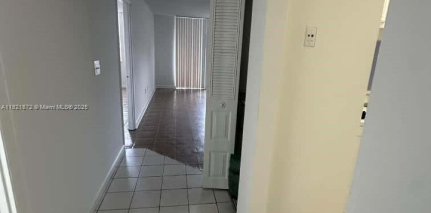 Condo in Miami, Florida, 1 bedroom № 1975804