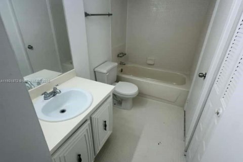 Condo in Miami, Florida, 1 bedroom № 1975804 - photo 16