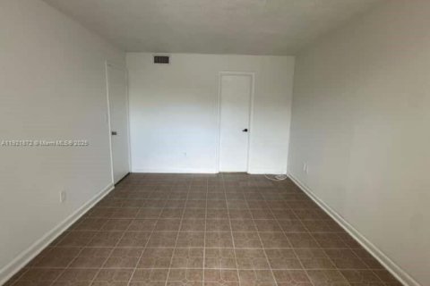 Condo in Miami, Florida, 1 bedroom № 1975804 - photo 8